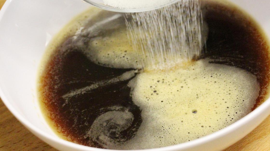 Добавление сахара в заваренный кофе
