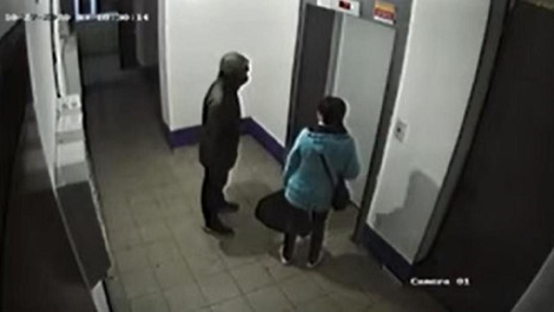 Ер адам қызға шабуыл жасады Ер адам қызға шабуыл жасады