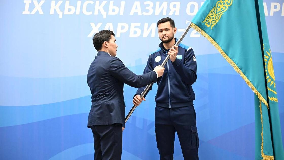 Министр туризма и спорта РК Ербол Мырзабосынов и хоккеист Адиль Бекетаев