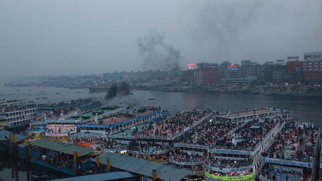 Заполненный людьми порт в Дакке