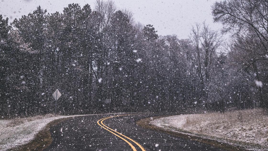 Снег на дороге