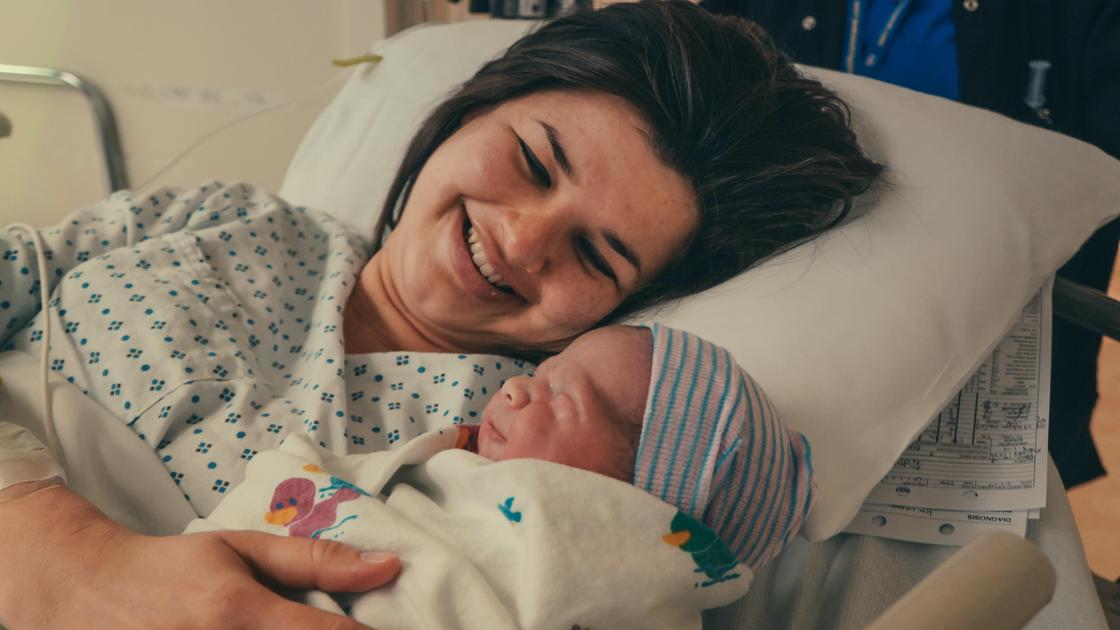 Женщина с новорожденным в палате