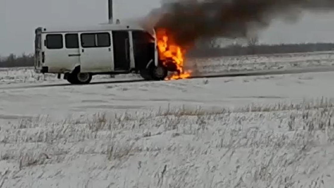 Микроавтобус горит на трассе в Павлодарской области