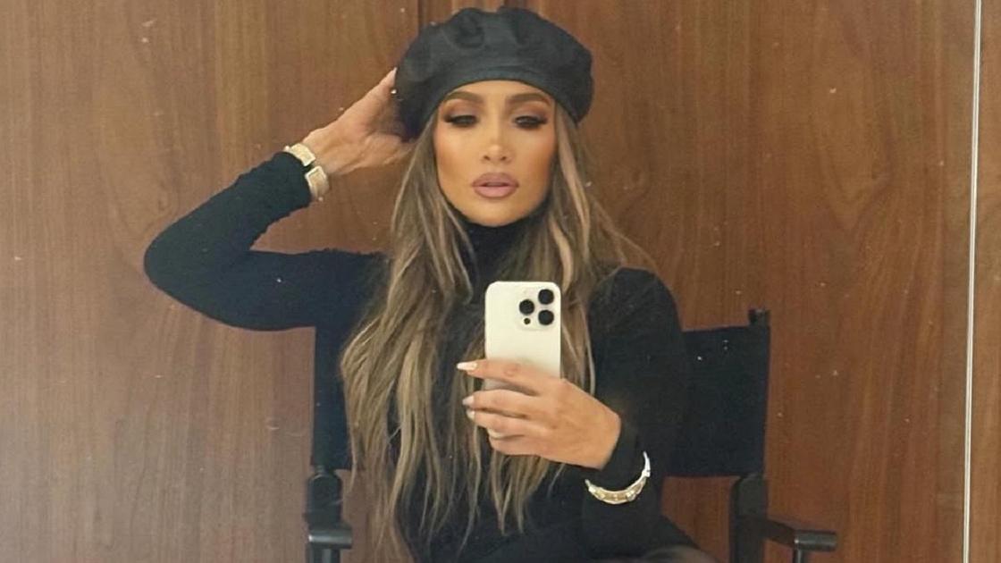 Джей Ло в казахских браслетах