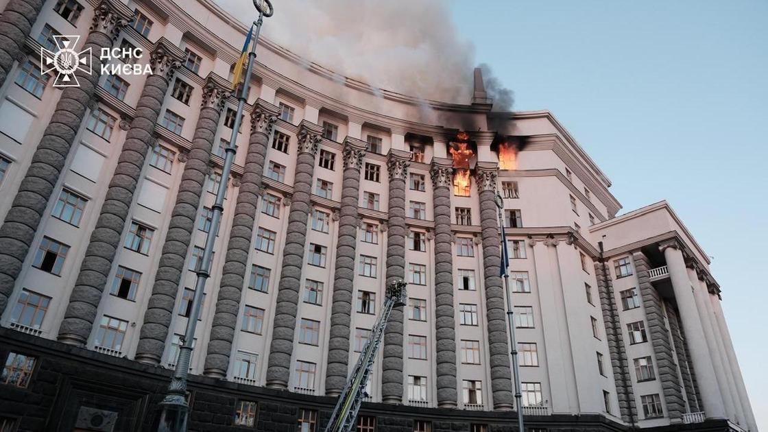 Горящее здание правительства в Киеве