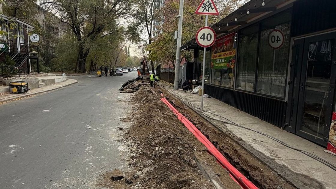 Разрытый тротуар в Алматы
