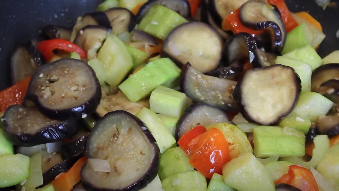 Кусочки овощей в кастрюле