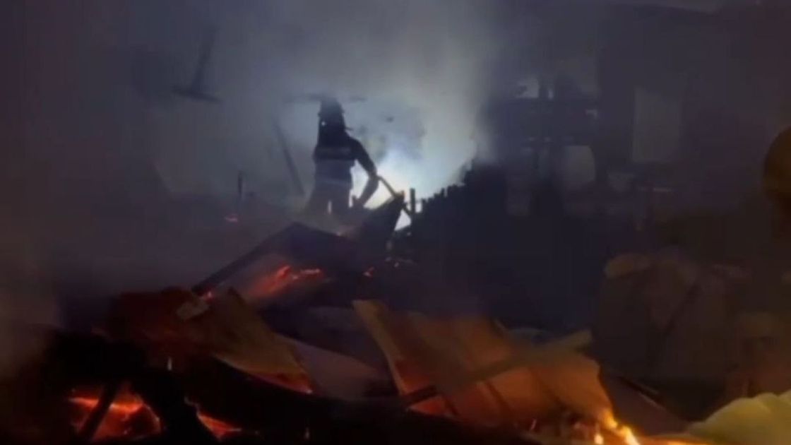 Пожарный тушит возгорание