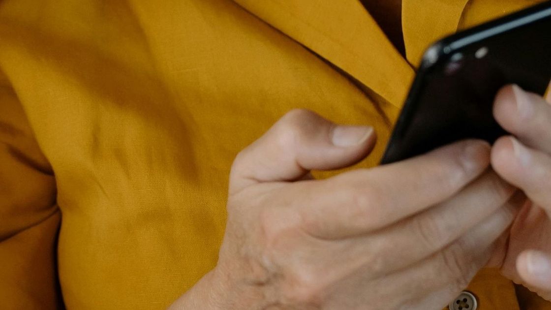 Женщина с телефоном