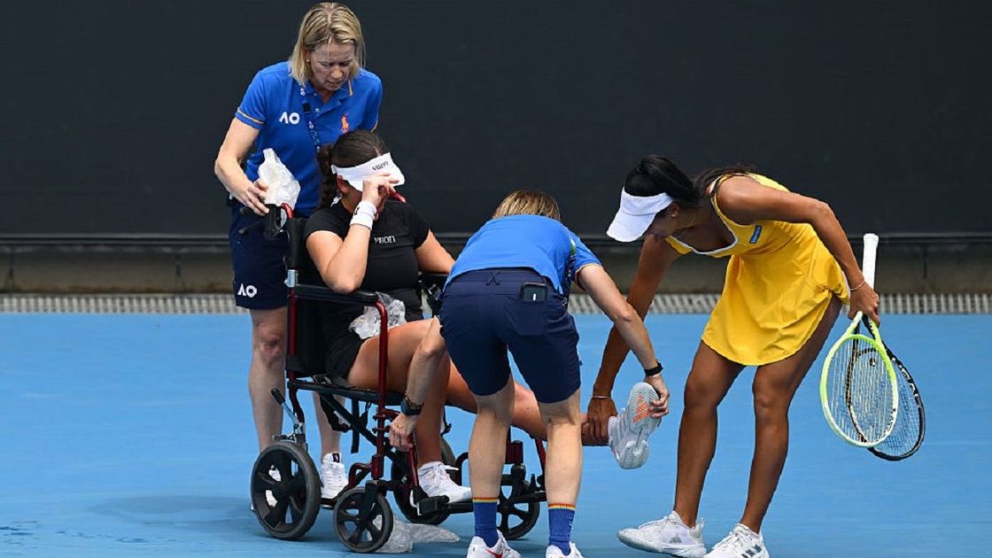 Марину Стакушич увозят с корта