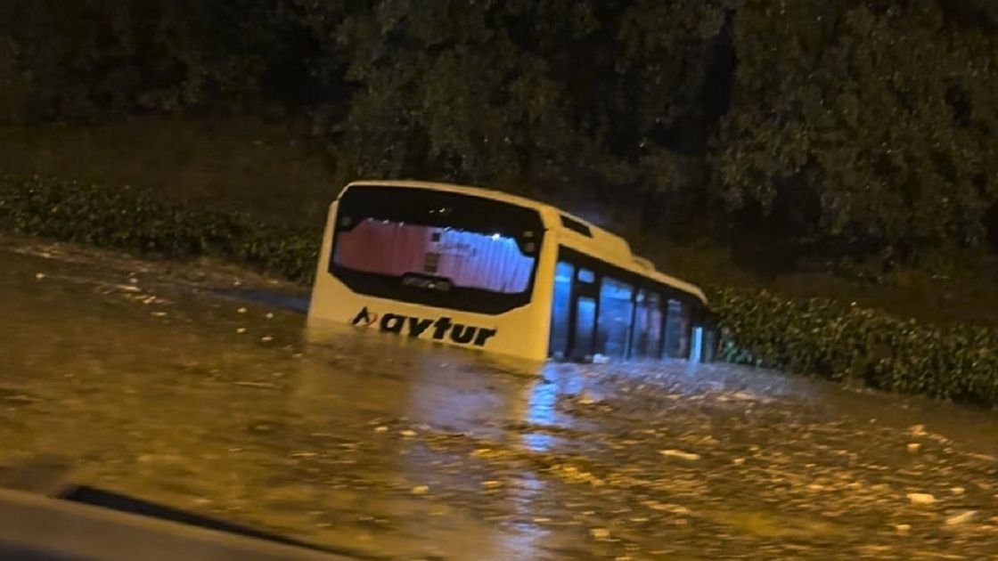 Затопленная улица в Стамбуле