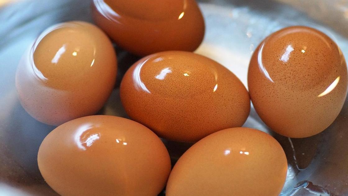 Куриные яйца в кастрюльке с водой