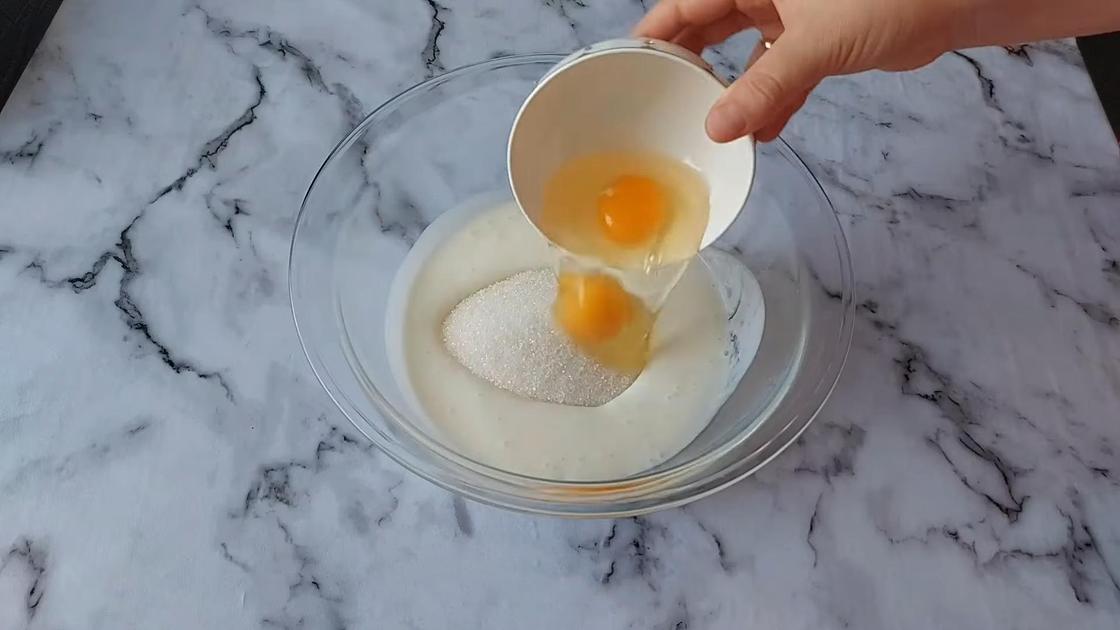 В миску с кефиром и сахаром добавляют яйца
