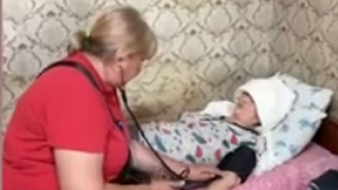 Бабушка вызвала медиков после того, как продала квартиру мошенникам