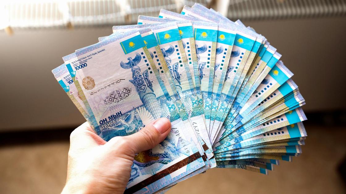 Мужчина держит деньги