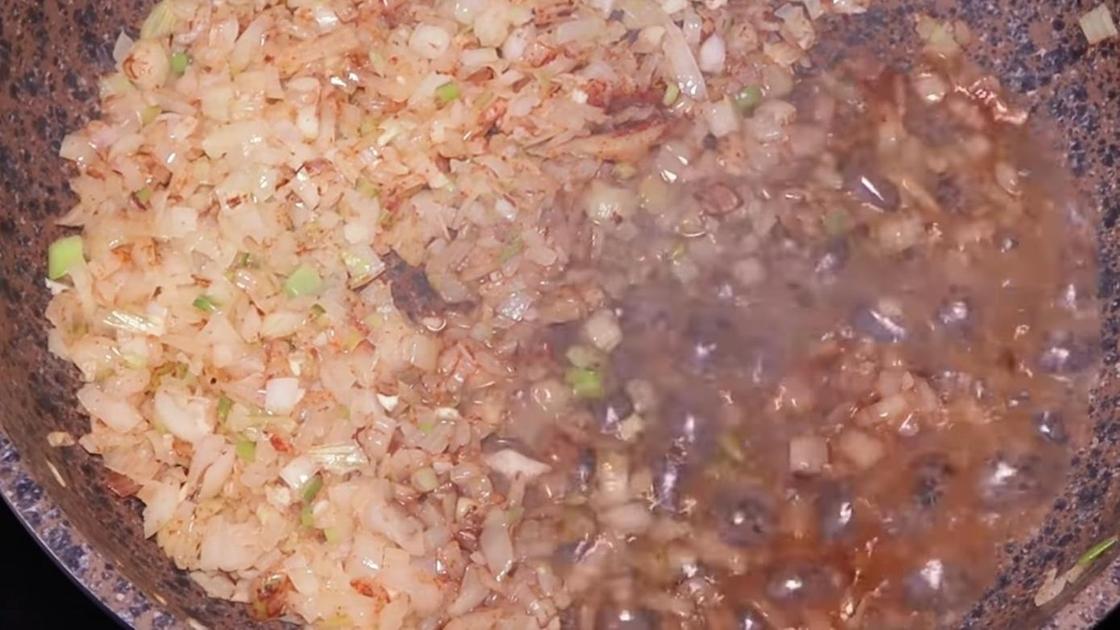 Лук обжаривают на сковороде