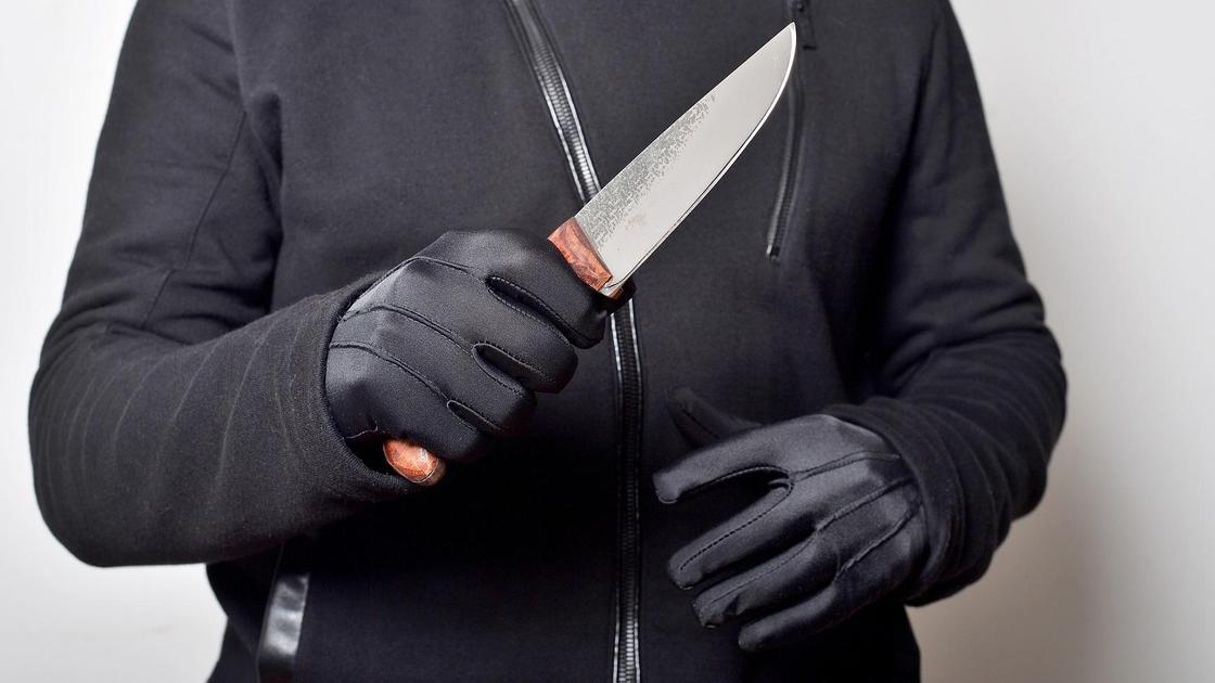 Пышақ ұстап тұрған ер адам