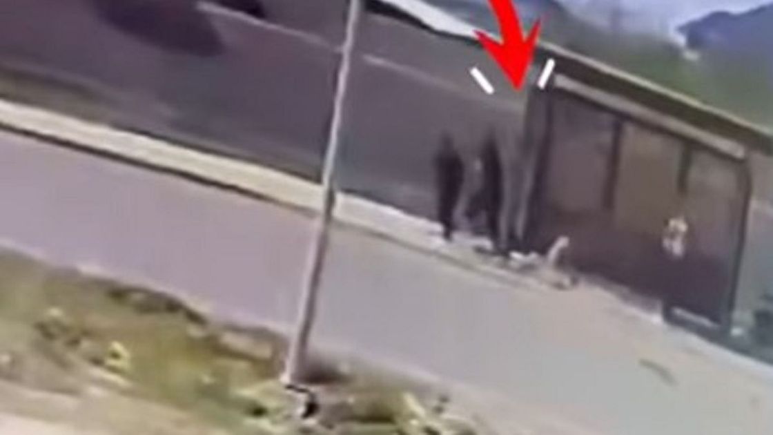 Подростки возле остановки в Туркестане