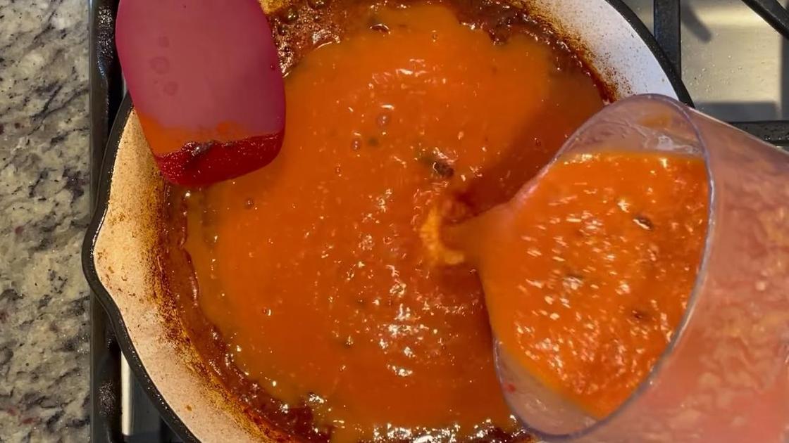 Добавление томатного пюре в перечное масло