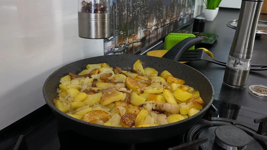 Специи добавляют в конце приготовления картофеля