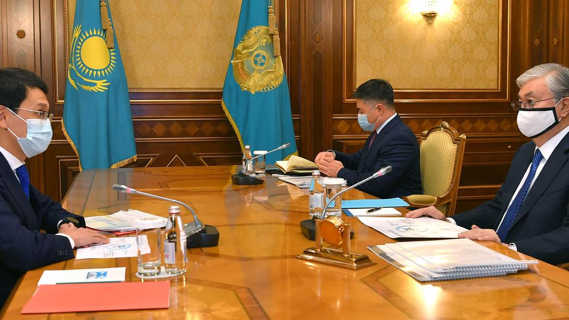 Касым-Жомарт Токаев и Багдат Мусин сидят за столом