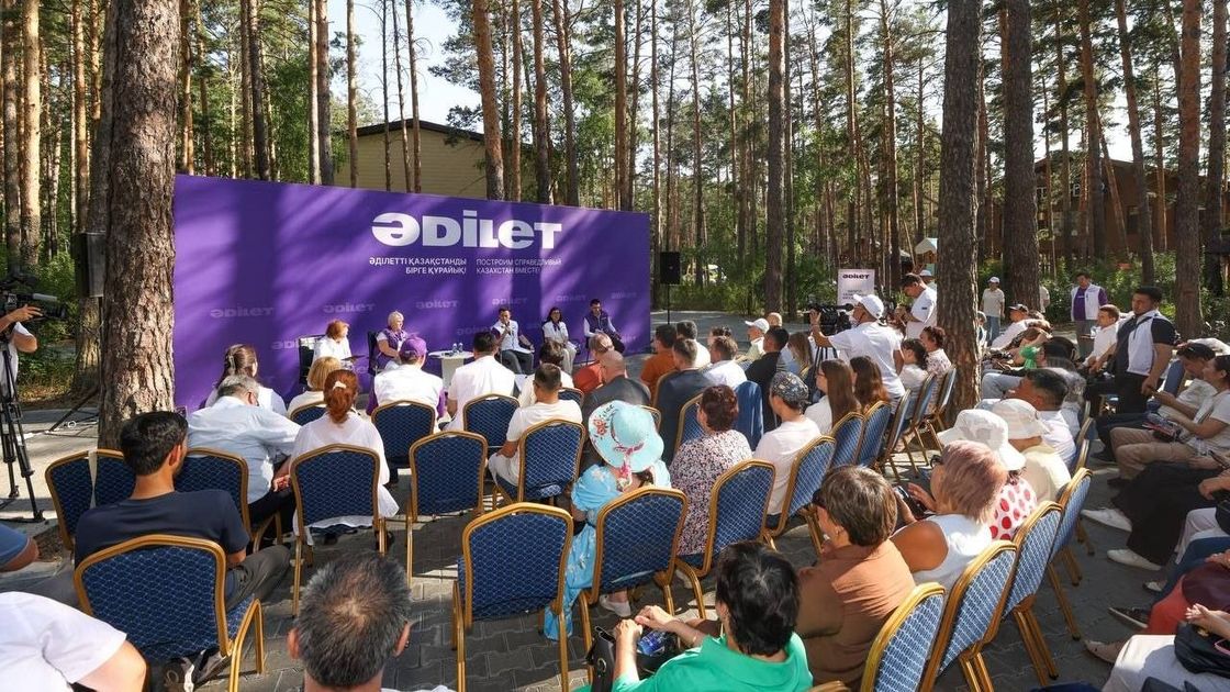 Представители Республиканского предвыборного штаба партии "Әділет" на встрече в Акмолинской области