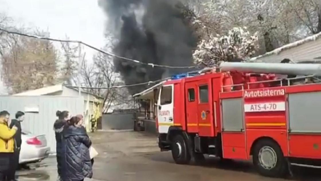 Пожарная машина едет к месту возгорания