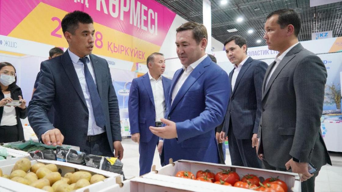 Мурат Айтенов на выставке в Шымкенте