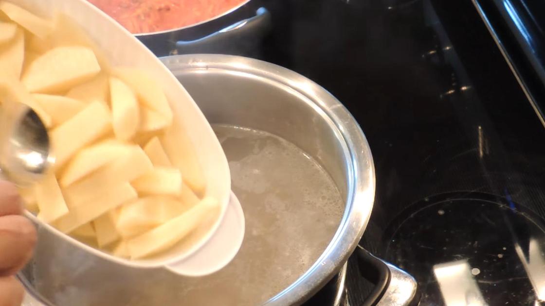 Добавление картофеля в кастрюлю с бульоном