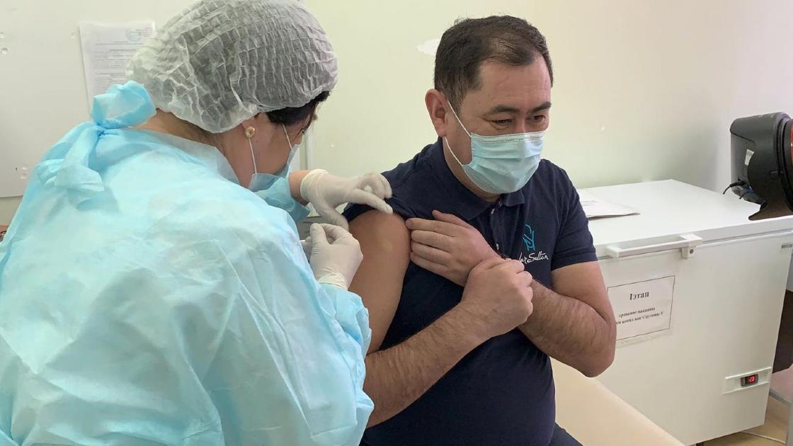 Тимур Муратов получает вакцину