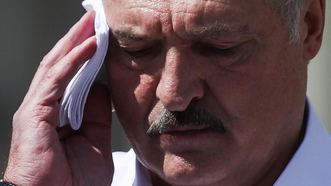 Александр Лукашенко вытирает платком лоб