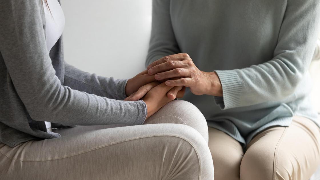 Женщины сидят рядом