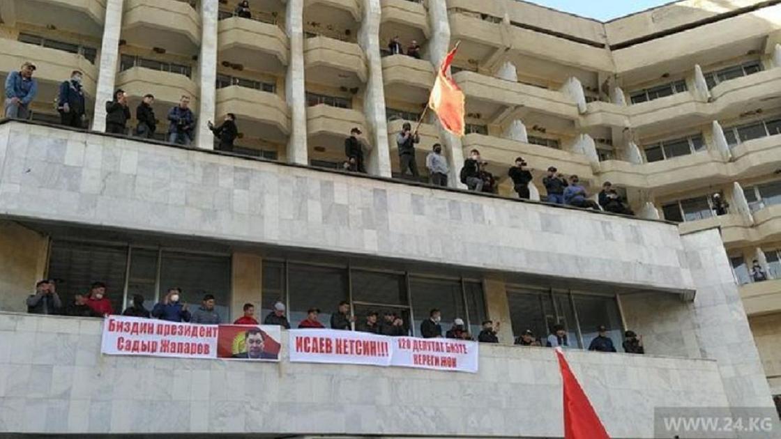 Митингующие требуют отставки Каната Исаева