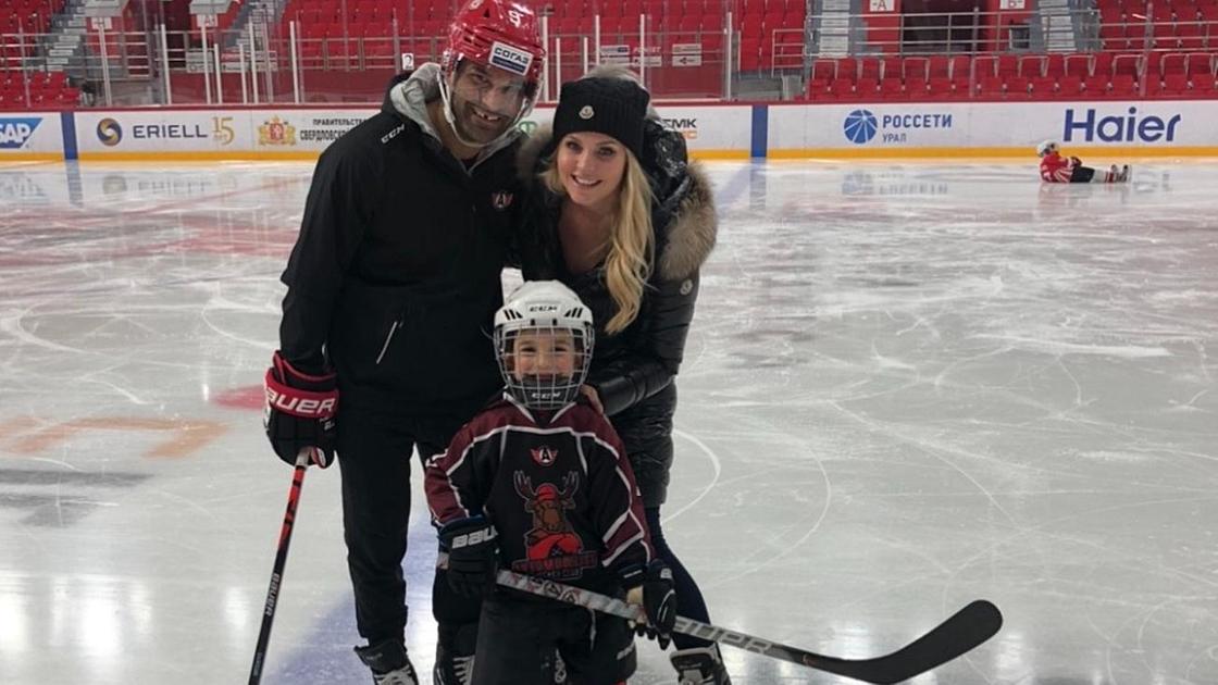 Найджел и Кассандра Доус с ребенком на хоккейном поле