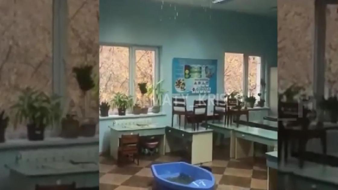 Вода течет с потолка в детском саду