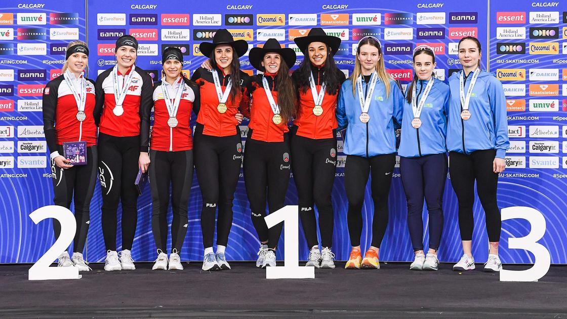 Казахстанские конькобежки (справа) с медалями Кубка мира