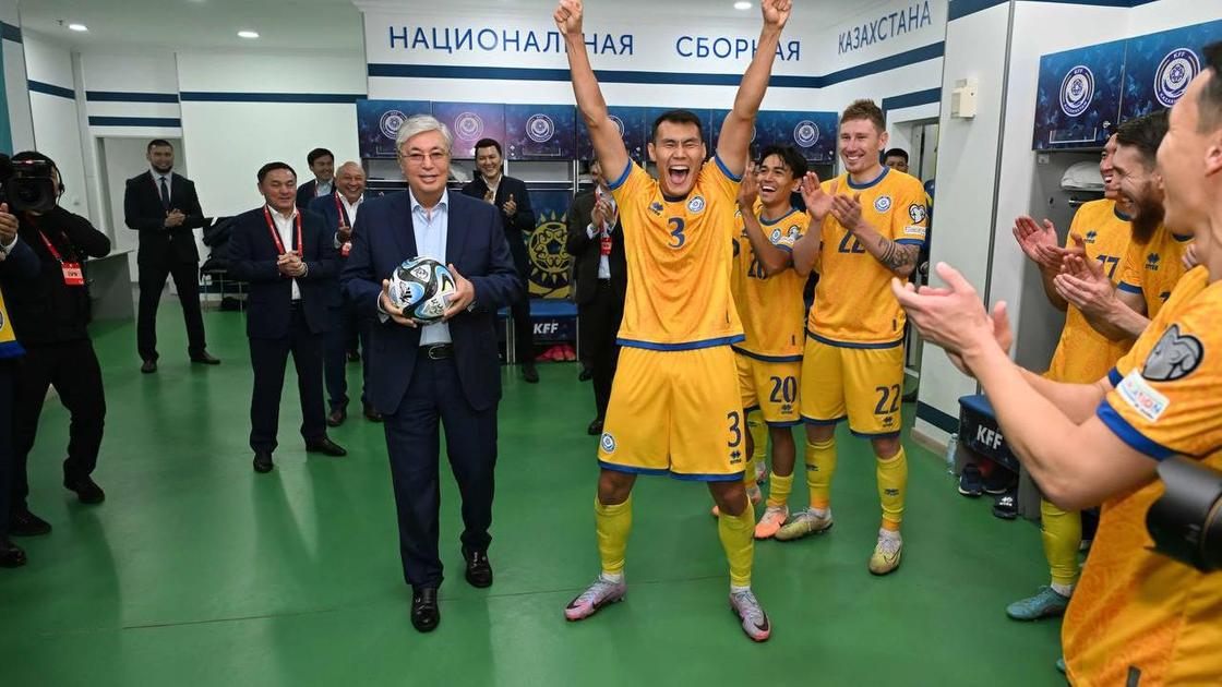 Касым-Жомарт Токаев с футболистами