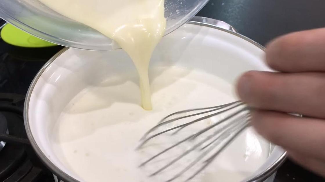 Добавление яичной массы в молоко