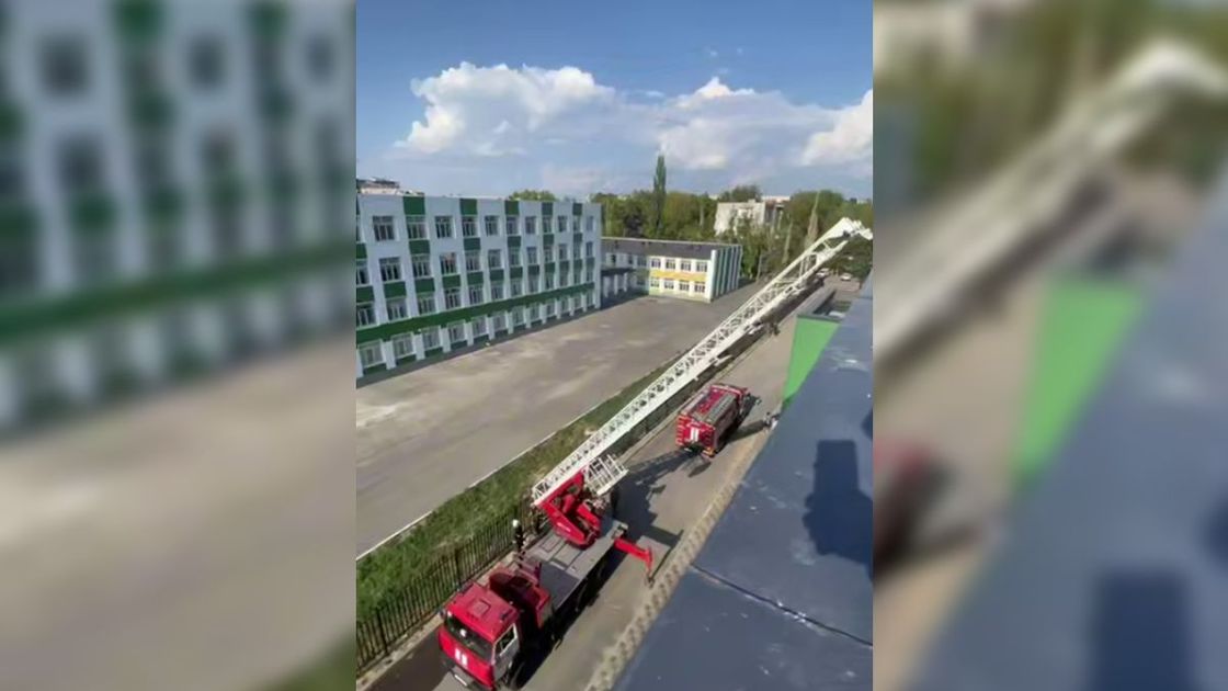 Пожарные тушат пожар