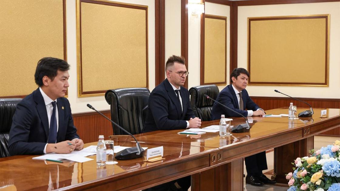 Олжас Бектенов провел встречу с Даниилом Шулейко и Тимуром Шалекеновым