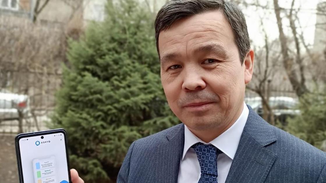 Заместитель главы ДСЭК Алматы Садвакас Байгабулов со смартфоном в руке