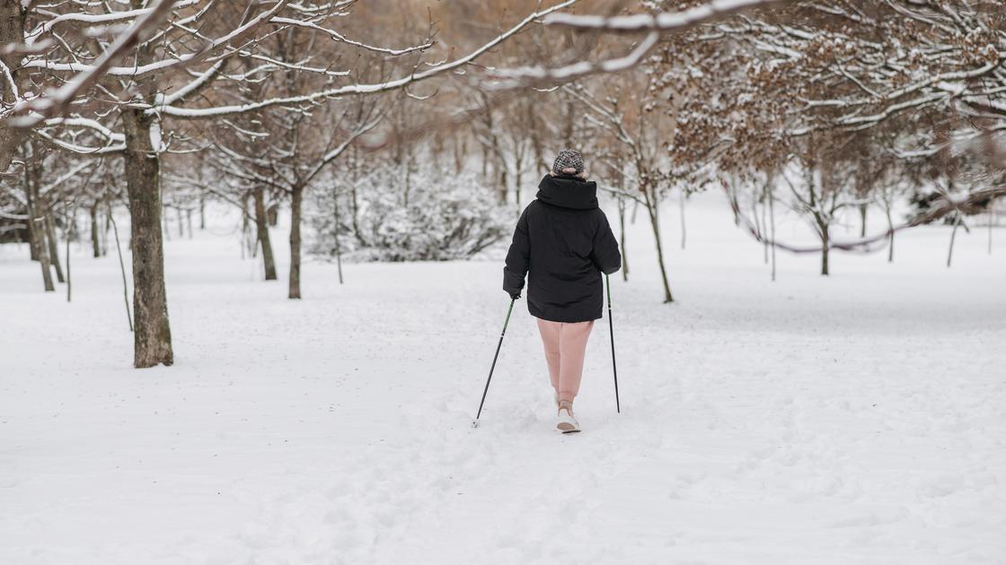 Женщина на прогулке зимой
