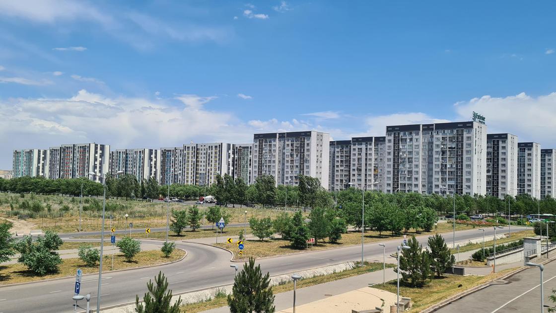 Вид на дома в городе Алматы