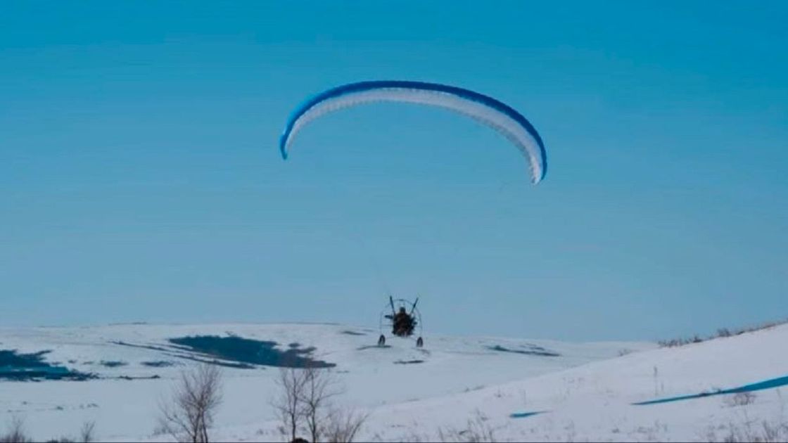 Мужчина на параплане