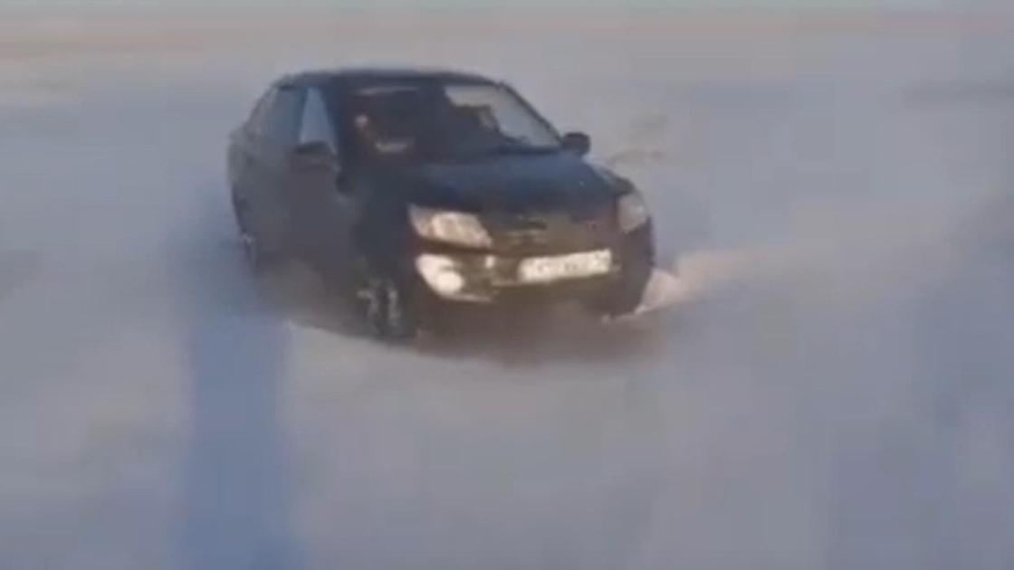 Автомобиль застрял в снежном заносе