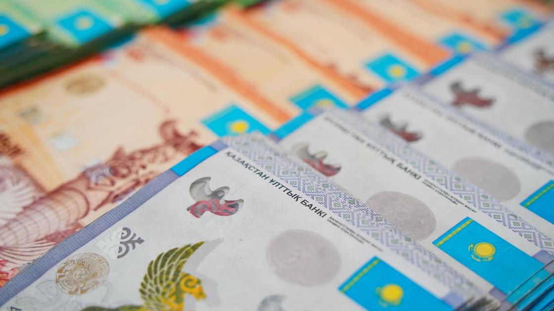 Деньги разложены на столе