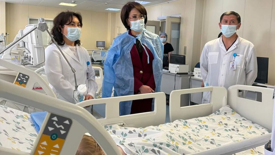 Акмарал Альназарова навестила девочку Алису