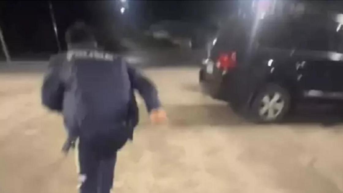 Полицей формасын киіп алған ер адам