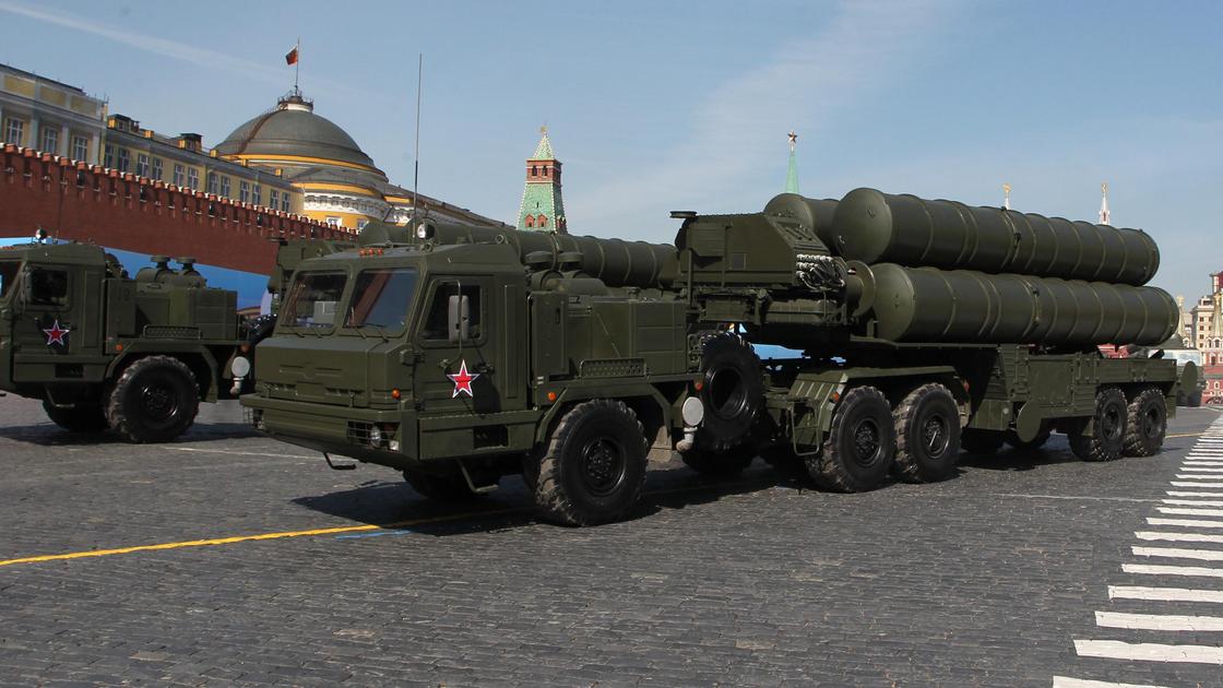 Российский мобильный комплекс баллистических ракет "Искандер"
