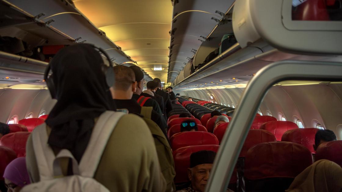 Пассажиры самолета проходят к своим местам